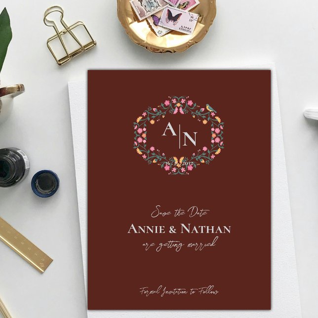 Monogram Röd Invecklad Blommig Design Ram Bröllop Meddelande Vykort (Monogram Red Intricate Floral Design Frame Wedding Announcement Postcard)