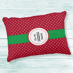 Monogram, röd vit schweizisk punkt 16x12 prydnadskudde<br><div class="desc">Ett stort julband, fyllt med ett stort monogram i en vit dubbla-grönt, dekorerar denna moderna röda och vita schweiziska prickar med 12 x 16 tum accentkudde. Ändra enkelt monogrammet initialer med hjälp av mallen som anges. 100% borstad polyester är skrynklingsfri. Tungt struktur av bomullsblandningstyp gör väven mjuk vid beröring. Tvättbart...</div>