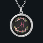 Monogram Rosa, Gult och Grönt Blommigt Vattenfärg Silverpläterat Halsband<br><div class="desc">Den vackra blommigten med pinkar,  gulter och gröntar på svart bakgrund kommer att ge en underbar gåva till den speciella,  en eller för sig själv. Monogrammet med en inledande version och om du vill ändra bakgrunden till färg,  klicka för att anpassa den ytterligare.</div>