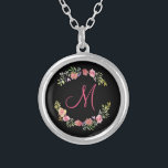 Monogram Rosa, Gult och Grönt Blommigt Vattenfärg Silverpläterat Halsband<br><div class="desc">Den vackra blommigten med pinkar,  gulter och gröntar på svart bakgrund kommer att ge en underbar gåva till den speciella,  en eller för sig själv. Monogrammet med en inledande version och om du vill ändra bakgrunden till färg,  klicka för att anpassa den ytterligare.</div>