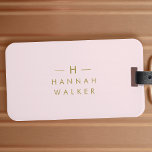 Monogram  Rosa | Minimalistisk Elegant Guld Bagagebricka<br><div class="desc">En enkel anpassningsbar i snyggt i ett modernt,  minimalistiskt typografi i guld på elegantens  bakgrund för pastellproduktion i rosa. Monogrammet initialer och namn kan enkelt vara personlig tillsammans med funktionslinjen för att göra en så unik utformning som du är! Perfekten har skräddarsytt gåva eller tillbehör till tillfälle.</div>