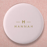 Monogram  Rosa | Minimalistisk Elegant Guld Knapp<br><div class="desc">En enkel anpassningsbar i snyggt i ett modernt,  minimalistiskt typografi i guld på elegantens  bakgrund för pastellproduktion i rosa. Monogrammet initialer och namn kan enkelt vara personlig tillsammans med funktionslinjen för att göra en så unik utformning som du är! Perfekten har skräddarsytt gåva eller tillbehör till tillfälle.</div>