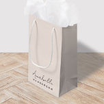 Monogram  Rosa | Modernt, minimalistiskt kvinnligt<br><div class="desc">En enkel anpassningsbar i monogram med ett modernt,  minimalistiskt handskrivet manustypografi parat med en blocktypografi i svart på en elegant,  pastellbakgrund för  rosa. Monogrammet namn kan lätt vara personlig för att göra en så unik design som du är! En personlig gåva eller medhjälp till tillfälle!</div>
