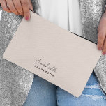 Monogram  Rosa | Modernt, minimalistiskt kvinnligt<br><div class="desc">En enkel anpassningsbar i monogram med ett modernt,  minimalistiskt handskrivet manustypografi parat med en blocktypografi i svart på en elegant,  pastellbakgrund för  rosa. Monogrammet namn kan lätt vara personlig för att göra en så unik design som du är! En personlig gåva eller medhjälp till tillfälle!</div>