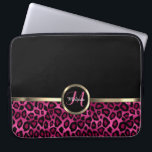 Monogram Rosa och svart Leopard med Guld-accenter Laptop Fodral<br><div class="desc">Electronic Laptop sleeve. En Rosa och svart leopard Animal Print med Guld-accents med ett monogram brev och namn-redo som gör att du kan anpassa dig. ⭐ Produkten är 100 % Anpassade. Grafik och/eller text kan läggas till, tas bort, flyttat, storleksändras, bytas runt, roteras osv.. (klicka bara på området "EDIT DESIGN")...</div>