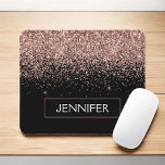 Monogram  Rosa ros Guld Glitter och Gnistra Musmatta<br><div class="desc">Ro Guld - Rosa och svart Faux Glitter Gnistra Elegant och Modern Chic Trendig Luxury Monogrammed Mouse Pad. Monogrammet - lägg till ditt eget namn-anpassade muspekare kan uppdateras med ditt namn.</div>