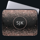Monogram  Rosa ros Guld Svarta Glitter Laptop Fodral<br><div class="desc">Rosa - Ro Guld och Svarta Faux Glitter och Gnistra Elegant Monogrammed Initialer Fodral. Fodral kan anpassas så att det omfattar ditt första och första namn.</div>