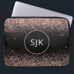 Monogram  Rosa ros Guld Svarta Glitter Laptop Fodral<br><div class="desc">Rosa - Ro Guld och Svarta Faux Glitter och Gnistra Elegant Monogrammed Initialer Fodral. Fodral kan anpassas så att det omfattar ditt första och första namn.</div>