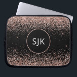 Monogram  Rosa ros Guld Svarta Glitter Laptop Fodral<br><div class="desc">Rosa - Ro Guld och Svarta Faux Glitter och Gnistra Elegant Monogrammed Initialer Fodral. Fodral kan anpassas så att det omfattar ditt första och första namn.</div>