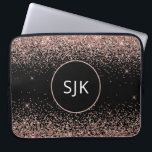 Monogram  Rosa ros Guld Svarta Glitter Laptop Fodral<br><div class="desc">Rosa - Ro Guld och Svarta Faux Glitter och Gnistra Elegant Monogrammed Initialer Fodral. Fodral kan anpassas så att det omfattar ditt första och första namn.</div>