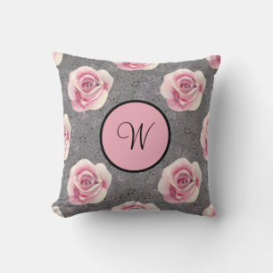 Monogram rosa rosor grå bakgrund kudde
