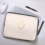 Monogram  Rosa Vintage Ornate Faux Guld Vapensköld Laptop Fodral<br><div class="desc">En rosa och guld med elegant som initialt i monogrammet i en vapensköld av vintage, som rekommenderas för en kvinna. Vapenskölden är faux guld foil, bakgrunden är rosa. Under vapenskölden finns det namn i kapitäler med gyllene hattar. Den vintage blommigtens vapensköld från ett gammalt bok-täcke, från bok, "Rust, Smut Mildew...</div>