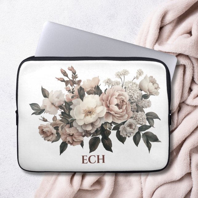 Monogram Rosa Vitt Blommor i Rokoko-stil Laptop Fodral (Blush pink and white watercolor florals monogrammed name or initials laptop case. Gift for her)