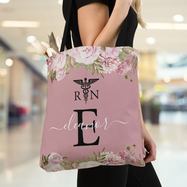 Monogram Rosenskär Blommig Registrerad Sjuksköters Tygkasse (Monogram Blush Floral Registered Nurse Graduation Tote Bag)
