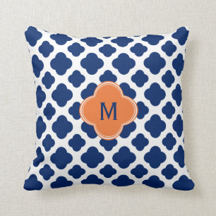Monogram Royal Blue Quatrefoil Mönster med Orange Kudde