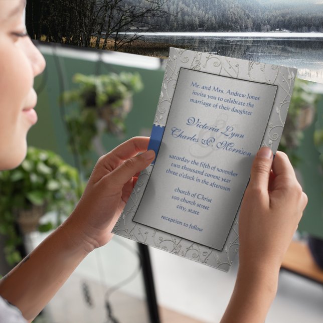 Monogram Royal Blue Silver Swirl Bröllop Inbjudningar (Skapare uppladdad)