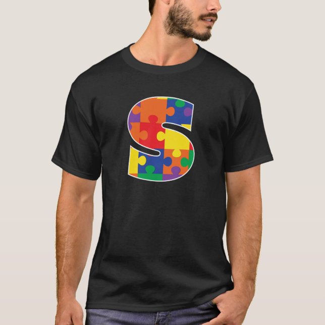 Monogram S in Multi Color Puzzle Pieces T Shirt (Framsida)