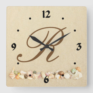 Monogram Seashells på Beach Sand Personlig Fyrkantig Klocka