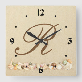 Monogram Seashells på Beach Sand Personlig Fyrkantig Klocka