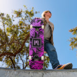 Monogram shock rosa lila löv coola trendig mini skateboard bräda 18,5 cm<br><div class="desc">Ta med lite av djungelns tropikar på gatorna i din stad när du användor coola, chic, modernt skateboard sport ett handskrivet monogram som initialt över en grafisk handflatan-löv mönster av livfulla, stressade shock rosa och lila färggraderingar på svart. Gör en roligt och snyggt påstående varje gång du surfor trottoaren. Gör...</div>