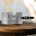 Monogram Silver Brushed Metallic Elegant Bagagebricka<br><div class="desc">Vi presenterar vårt Monogram Brushed Metallic Elegant Luggage Tag: Öka din resupplevelse med detta sofistikerade tillbehör. Den här bagagetaggen är gjord av borstat metallmaterial, och den är ett uttryck för elegans och stil. Monogramdesignen ger en personlig beröring och skapar det enkelt att identifiera ditt bagage samtidigt som du tillför en...</div>
