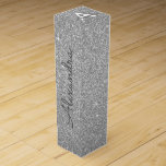 Monogram silver Glitter & Gnistra Presentask För Vinflaska<br><div class="desc">Silver Faux Glitter och Gnistra Elegant Presentask för Vinflaska. Den här Presentask för Vinflaska kan anpassas så att den omfattar ditt första och första namn och gör en underbar födelsedagsfest,  årsdag,  bachelorette-fest,  möhippa-gåva.</div>