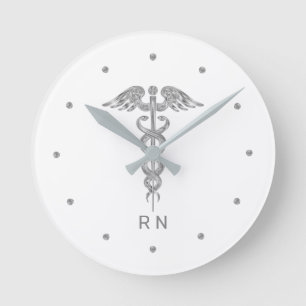 Monogram sjuksköterska Silvergrå kaduceus på vit Rund Klocka