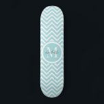 Monogram Skateboard | Pastellblå Grönt Chevron<br><div class="desc">Söta,  söta,  pastellblå grönt-chevron eller zigzag mönster och personlig-anpassningsbar-monogramskateboard. En underbar gåva till en flicka som kärlek går på kateboardingbatt.</div>