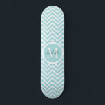 Monogram Skateboard | Pastellblå Grönt Chevron<br><div class="desc">Söta,  söta,  pastellblå grönt-chevron eller zigzag mönster och personlig-anpassningsbar-monogramskateboard. En underbar gåva till en flicka som kärlek går på kateboardingbatt.</div>