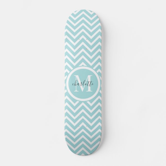 Monogram Skateboard | Pastellblå Grönt Chevron (Framsida)