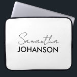 Monogram Skrift Namn Modern Minimalist Laptop Fodral<br><div class="desc">Skydda din teknik med stil med detta moderna minimalistiska fodral för bärbara datorer med monogram i modernt skript,  designat för dem som uppskattar ren estetik och subtil personlig stil. Det eleganta monogrammet i skript ger en förfinad,  feminin touch,  medan den minimalistiska layouten håller det övergripande utseendet modernt och professionellt.</div>