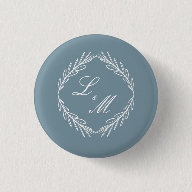 Monogram Skript Gren Dusty Blue Bröllop Knapp (Framsida)