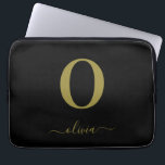 Monogram Skriptnamn Personlig Svart Och Guld Laptop Fodral<br><div class="desc">Denna stilrena monogram och eleganta skriptnamnsdesign kan ges som en present för en födelsedag,  bröllopspresent,  brudshow eller någon annan tillställning. Den kan anpassas med personens initialer och namn.</div>