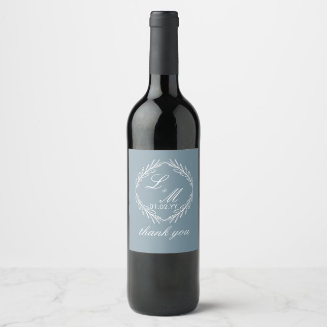 Monogram skrivstil gren dammig blå bröllop   vinflaska etikett (Framsida)