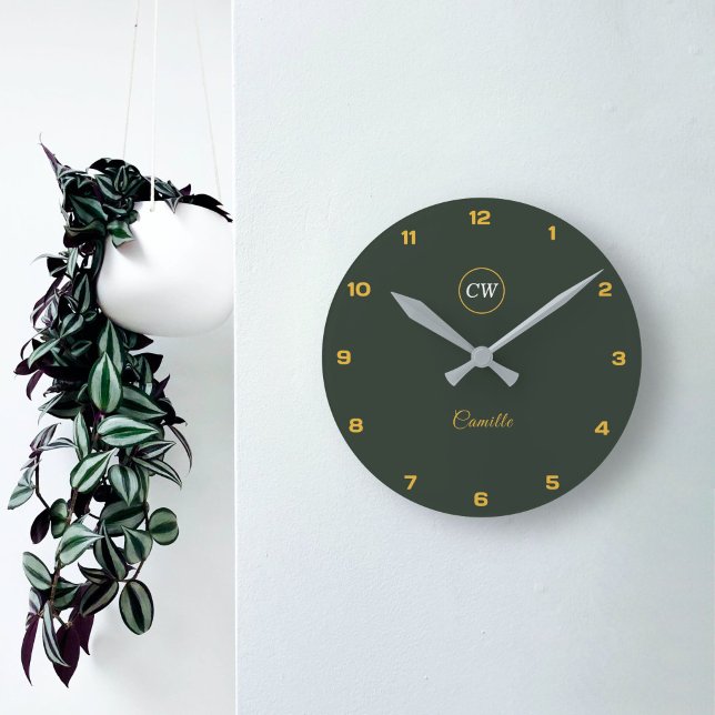 Monogram Snyggt Guld & Forest Grönt Rund Klocka (Monogram Stylish Gold & Forest Green Round Clock)