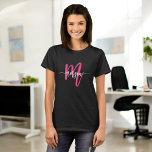 Monogram Snyggt Modern Black Shock rosa T Shirt<br><div class="desc">Höj din vardrobe med vår Monogram Snyggt Modern Shock rosa T-Shirt! Med ett fet shock rosa hue är den här garantin personlig med ditt monogram i ett elegant, modernt teckensnitt för en chic, anpassningsbar. Den är tillverkad av mjuk och högkvalitativ väv och erbjuder bekvämlighet och hållbarhet för hela dagen. Perfekt...</div>