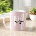 Monogram Snyggt Modern Cute  Rosa Kaffemugg<br><div class="desc">Lägg din favoritdryck i stil med denna Monogram Snyggt Modern Cute Rosa Coffee Mugg. Med en elegant och modern design visar mugg en mjuk rosa-bakgrund som accentueras med ett personlig monogram i elegantens skript. Dess varaktiga keramiska konstruktion säkerställer en långvarig använda, medan det bekväma handtaget gör varje fartyg till ett...</div>