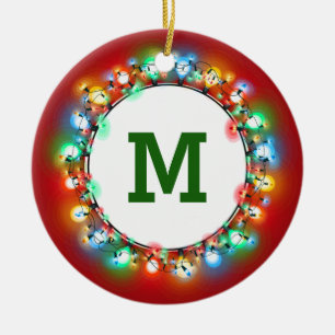 Monogram som är initial i helgdagljus med år julgransprydnad keramik