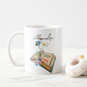 Monogram Söt grafisk blomma i teckning med bok Kaffemugg