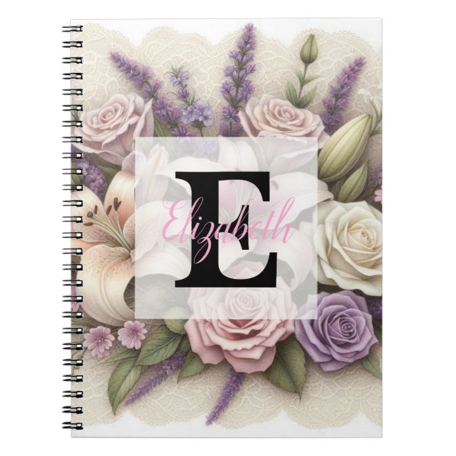 Monogram spets blommande lila rosor lavendel liljo anteckningsbok (Framsidan)