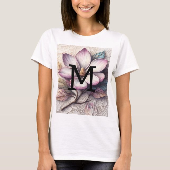 Monogram spets blommande rosa lila magnolia blomma t shirt (Framsida)