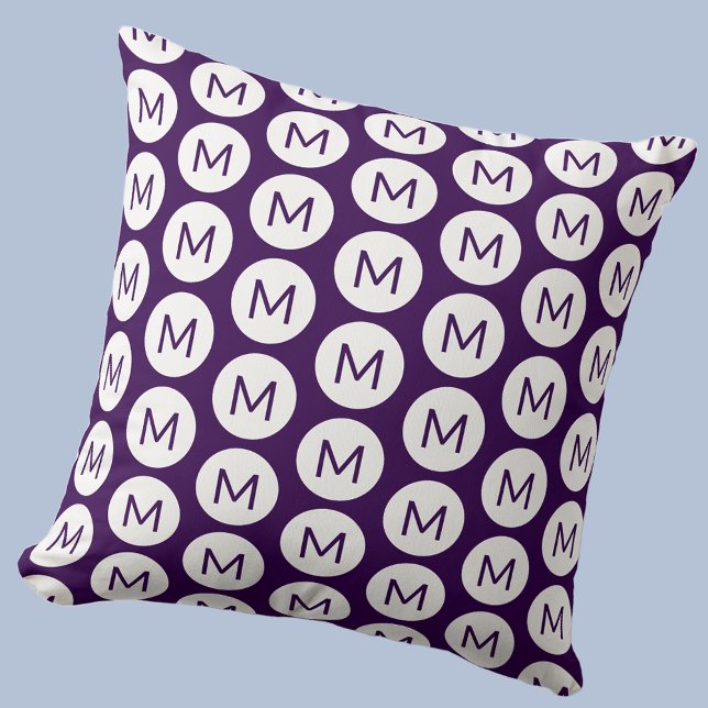 Monogram startplatta Mönster Personlig Plum Kudde (Polka dot spot pattern modern monogram initial personalized pillow In dark plum purple and white)