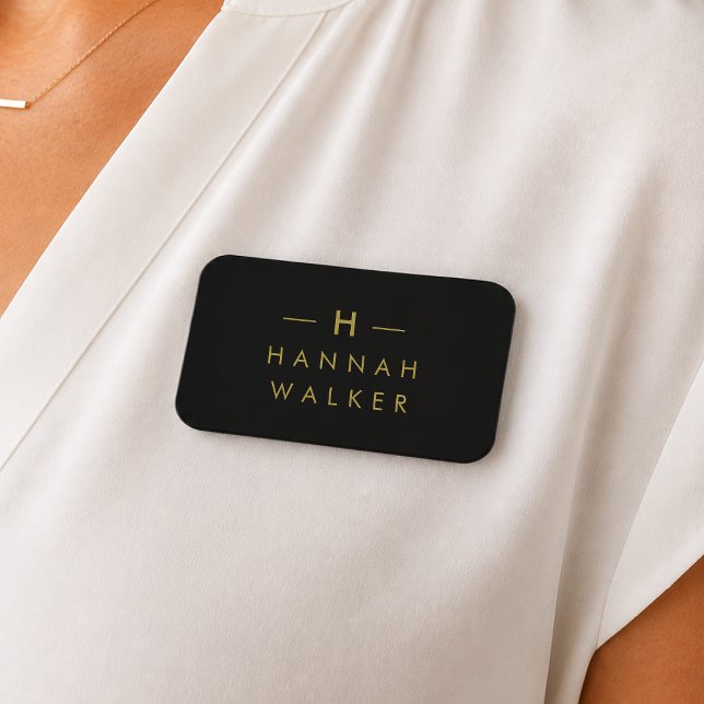 Monogram Svart Guld | Modern Minimalistisk Elegant Namnbricka (Black magnetic name tag with gold text for salons, boutiques, restaurants, and hotels.)