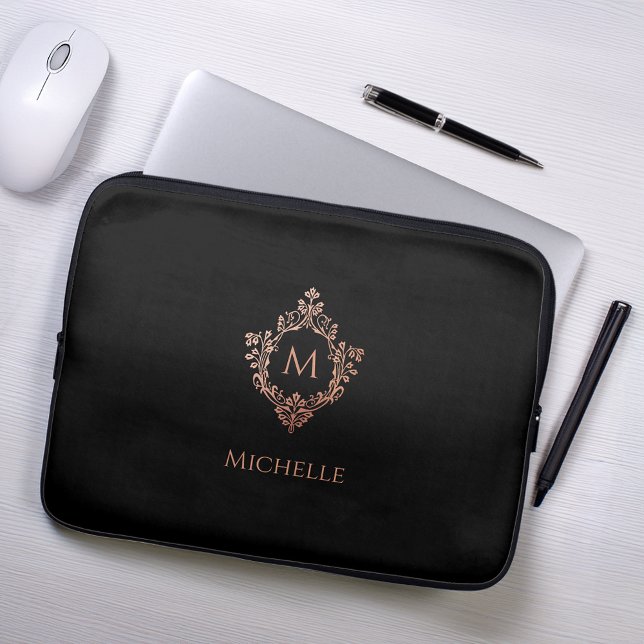 Monogram Svart Rosa Elegant Roséguld Vapen Namn Laptop Fodral (Skapare uppladdad)