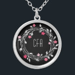 Monogram svart vit Rosa Röd Blommigt Utandning Silverpläterat Halsband<br><div class="desc">Monogram detta svarta,  vita,  Rosa Red Blommigt Wand Silver Plated Necklace. Gör en underbar gåva till dina brudtärnor,  eller till vilken kvinna som helst i ditt liv.</div>