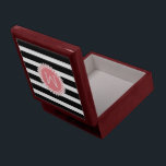Monogram Svartvit Rand och vit andedräkt Smyckeskrin<br><div class="desc">Utandning av vit blommigt i elegant över svart och vitt rand. Rosa cirkel accent med anpassade monogram. Det finns många kombinationer av färg men alla färger kan begäras. Om du behöver hjälp med att anpassa, byta färg eller något annat till någon av mina utformningar kontaktar du ArtOnWear-designern. Kostnadsfri textformatering med...</div>