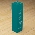 Monogram Teal Grönt Bröllop Vin Box Presentask För Vinflaska<br><div class="desc">Söt teal-grönt, fast bakgrund med vita textrutor för mottagningsgästerna i bröllop vin. Använda för vin eller champagne flaskor som har stuckits i eller för årsdagar eller andra särskilda tillfällen. Anpassa med Bride och Groom's Monogrammed Initialer och Bröllop Date i vitt skript i elegant. Tacken skrivs överst. Besök min butik för...</div>