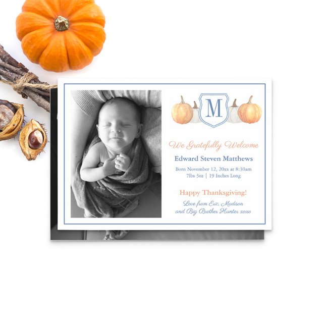 Monogram Thanksgiving tacksam adoption av Baby Bir Meddelande (Monogram White And Orange Pumpkins Birth Or Adoption Announcement Cards)
