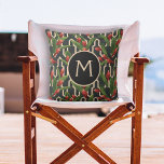 Monogram Tropical Geometric Mönster Kudde<br><div class="desc">Ditt monogram på grönt tropiska löv och rödingerväxter på en svart och elfenbensbaserad geometrisk bakgrund i mönster,  dessa kuddar är en vacker accent till din sommarpatient. Finns i 3 storlekar - 16 tum x 16 tum,  20 tum x 20 tum och lumbalform. MATCHING-objekt i vår butik.</div>