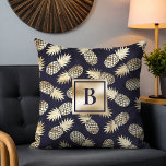 Monogram Tropical Pineapple Girly Guld Kudde<br><div class="desc">Den här moderna tropiska designen har ananas från guld på en marin blå bakgrund med personligens monogram i mitten. Anpassa genom att redigera texten i textrutan. #monogram #monongrammed #initial #personlig #tropiskt #pineapple #girly #feminin #frukt #guld #navy #navyblue #golden #chic snyggt #elegant #feminin #giftsforher #blue #home #homedecor #decor #trowunkows #cushions</div>